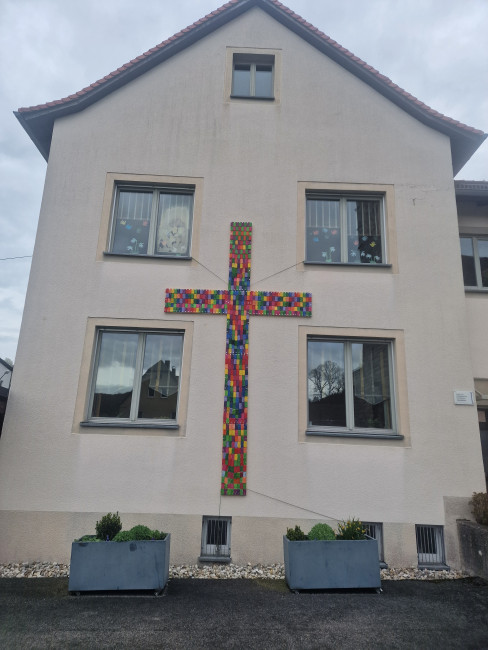 Gemeindehaus Hartmannshof mit buntem Kreuz 