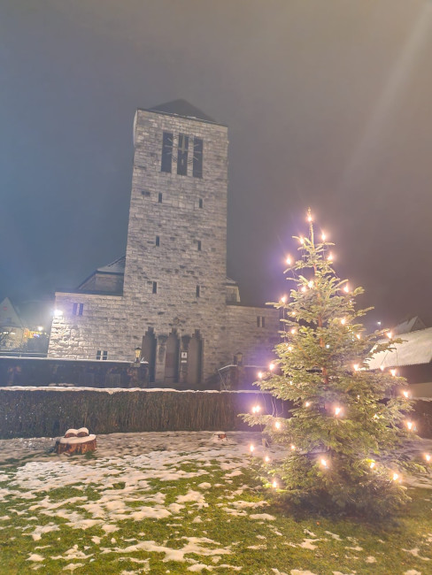 Friedenskirche Hartmannshof von außen mit Weihnachsbaum